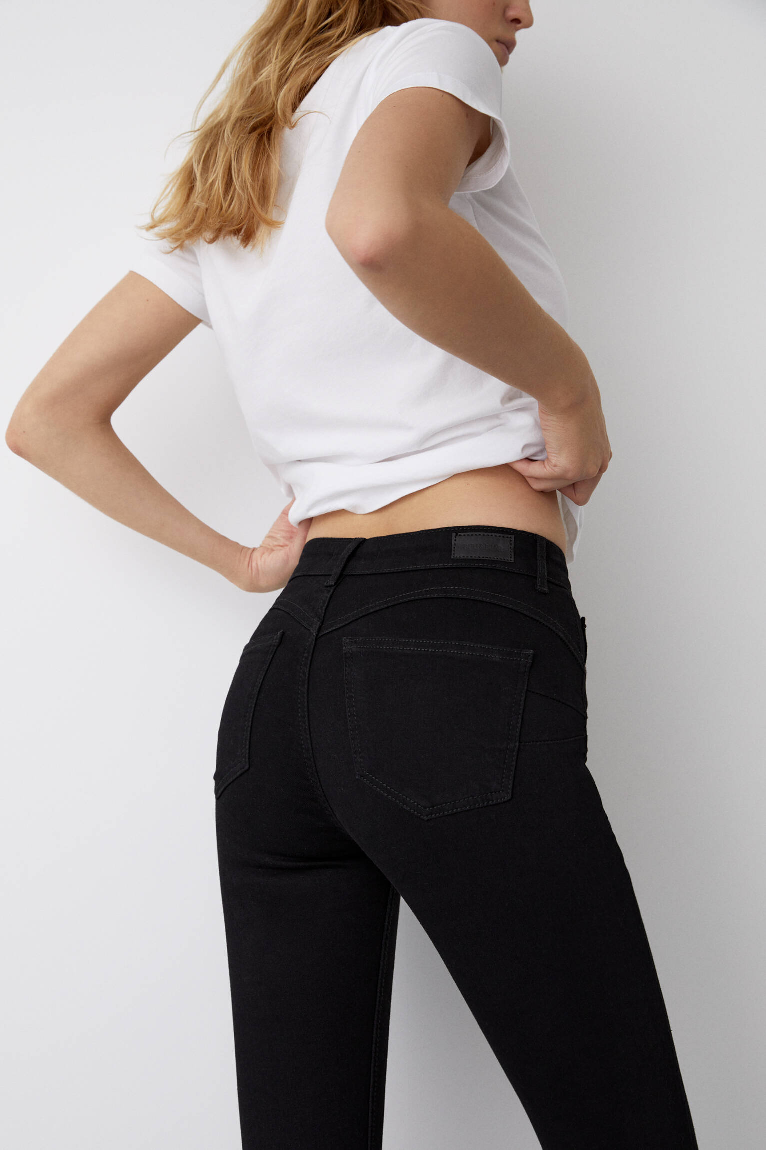 Calça jeans push-up de cintura média - preta