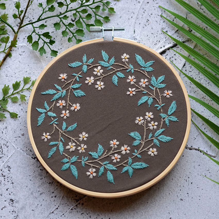Embroidery Kingdom - DIY-borduurpakket met bloemen