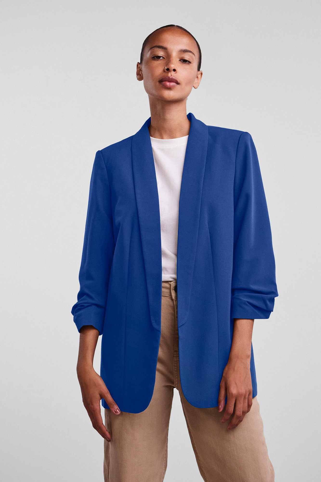 Blazer de manga 3/4 com detalhe de lapela e mangas franzidas. Sem botões.