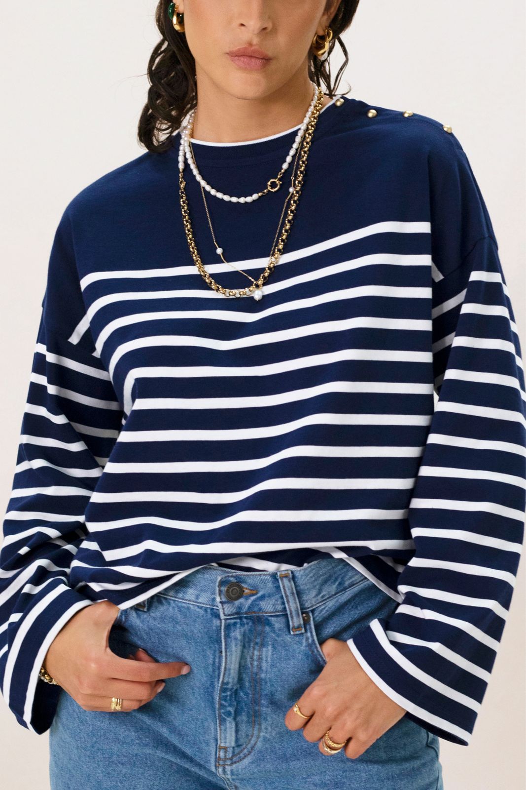 Donkerblauw gestreepte top met knoopdetails