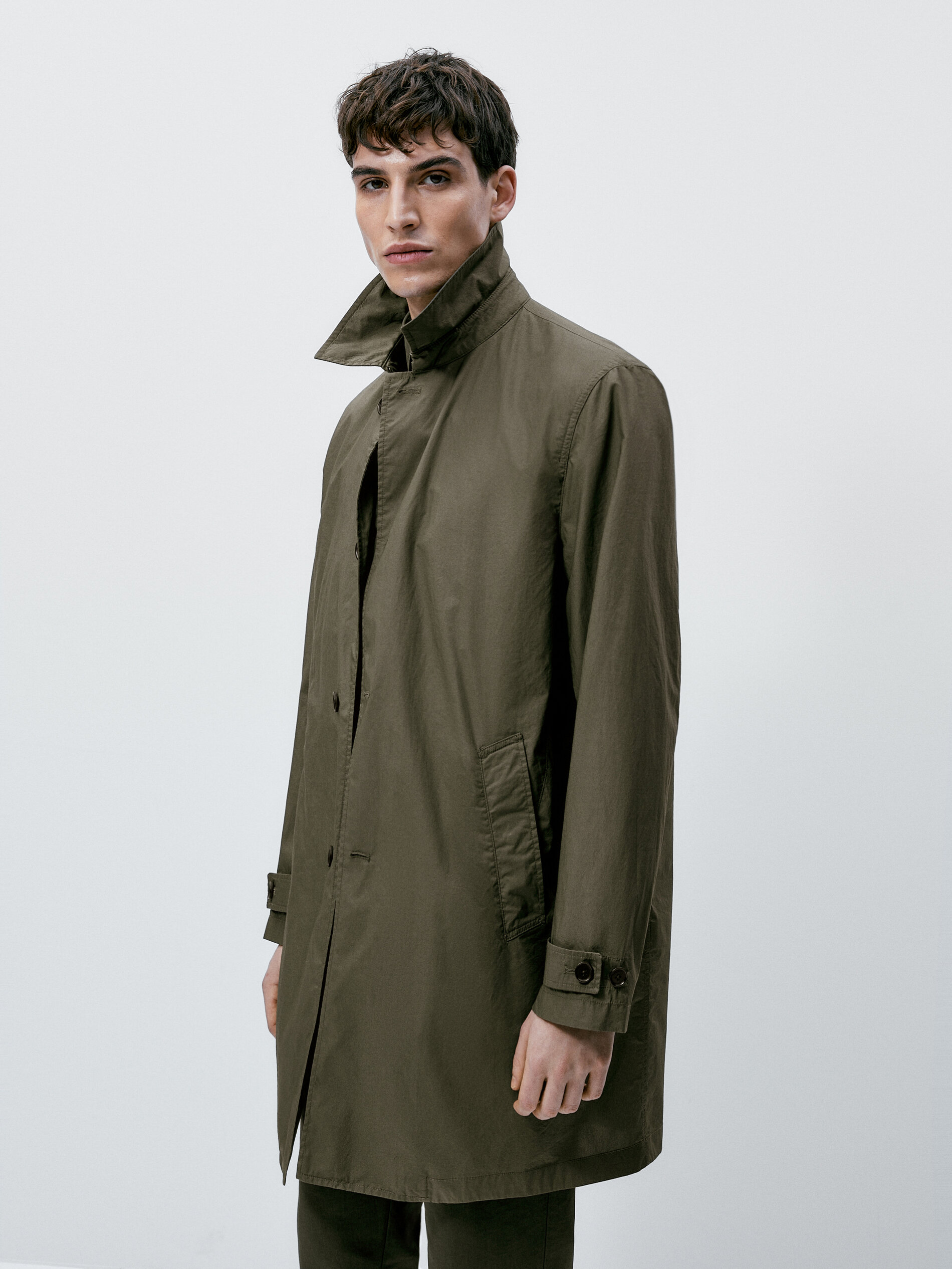 Trench coat técnico leve - CÁQUI TRANSPARENTE