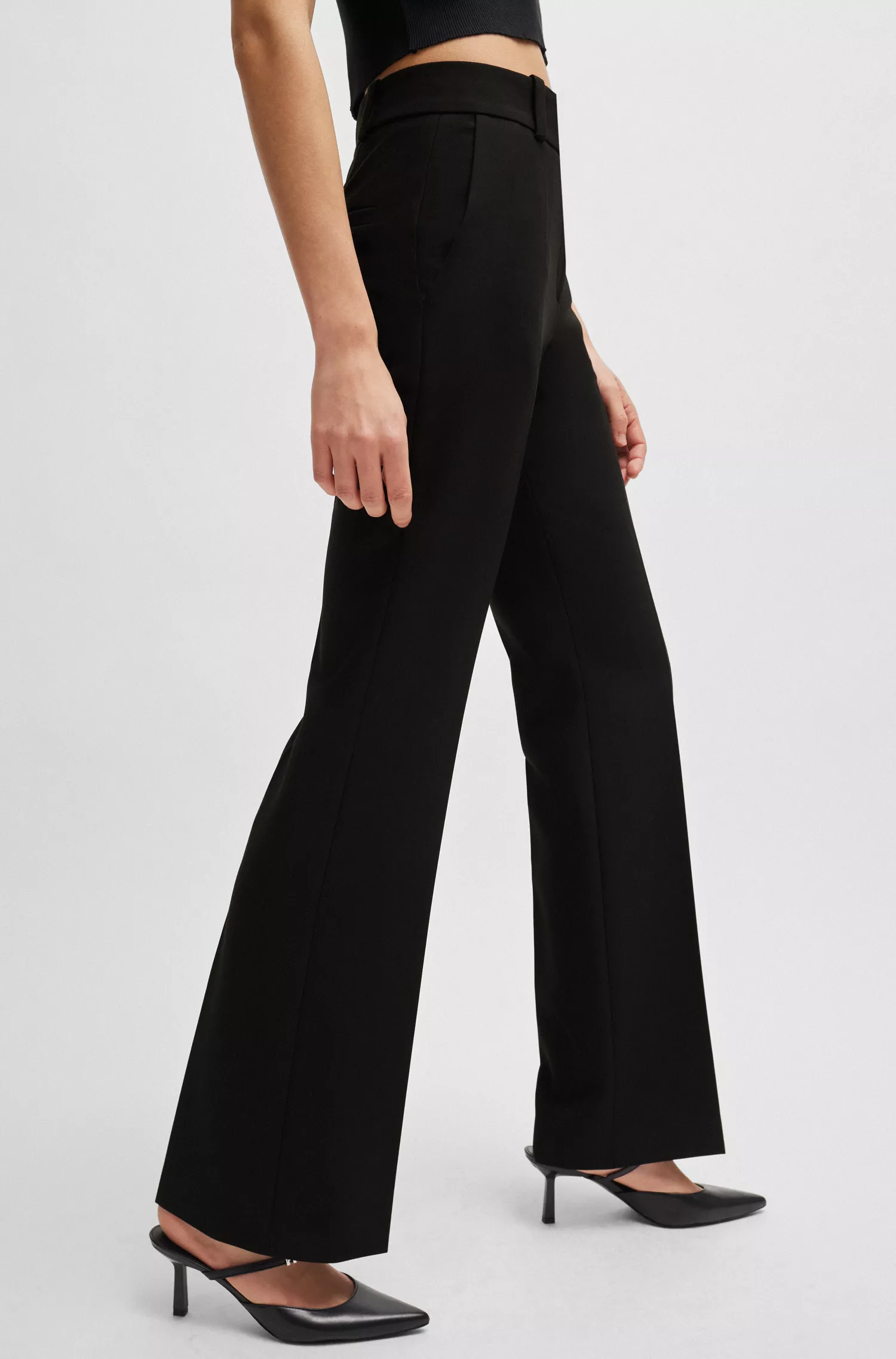 Calça bootcut HUGO vermelha, corte regular, em tecido elástico.