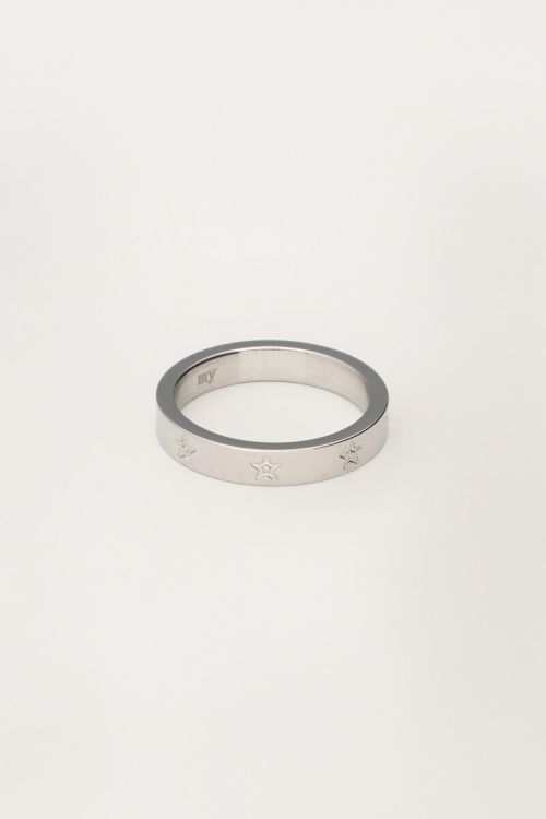 Ring met gegraveerde sterretjes