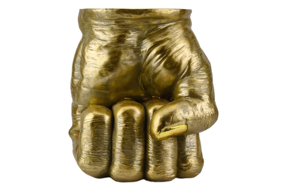 Handgefertigter Beistelltisch FIST 50cm gold runde Tischplatte Faust-Skulptur