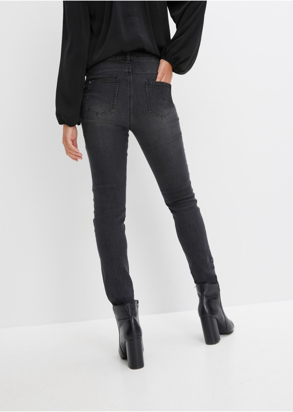 Jean extensible avec détail bijou
