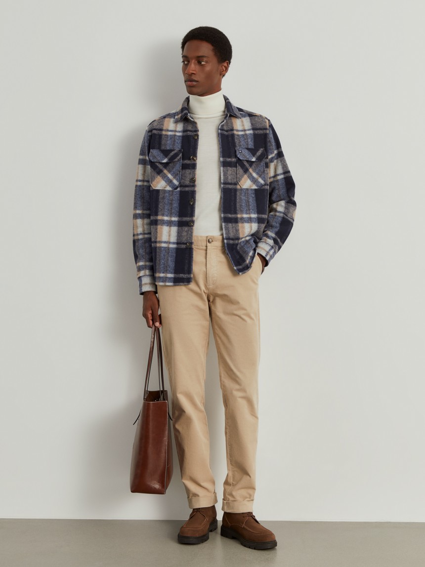 Calças chino regular fit em veludo
