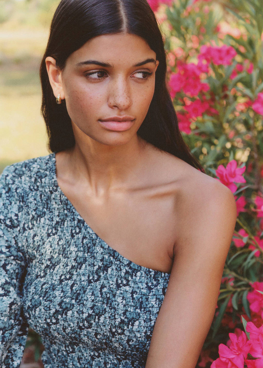 MANGO TEEN gebloemde one shoulder top blauw/zwart