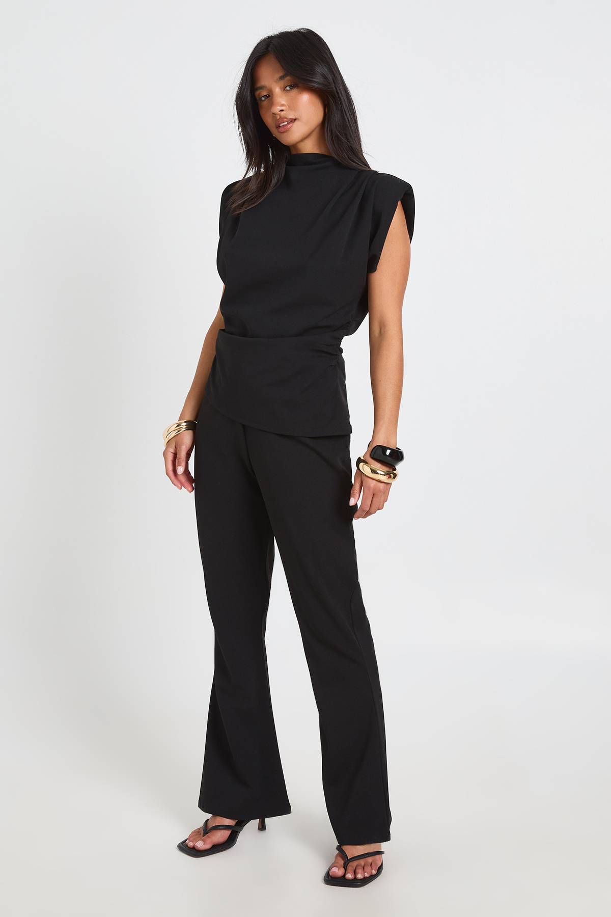 boohoo Ensemble Petite Top À Épaulettes Et Pantalon Évasé En Crêpe Scuba
