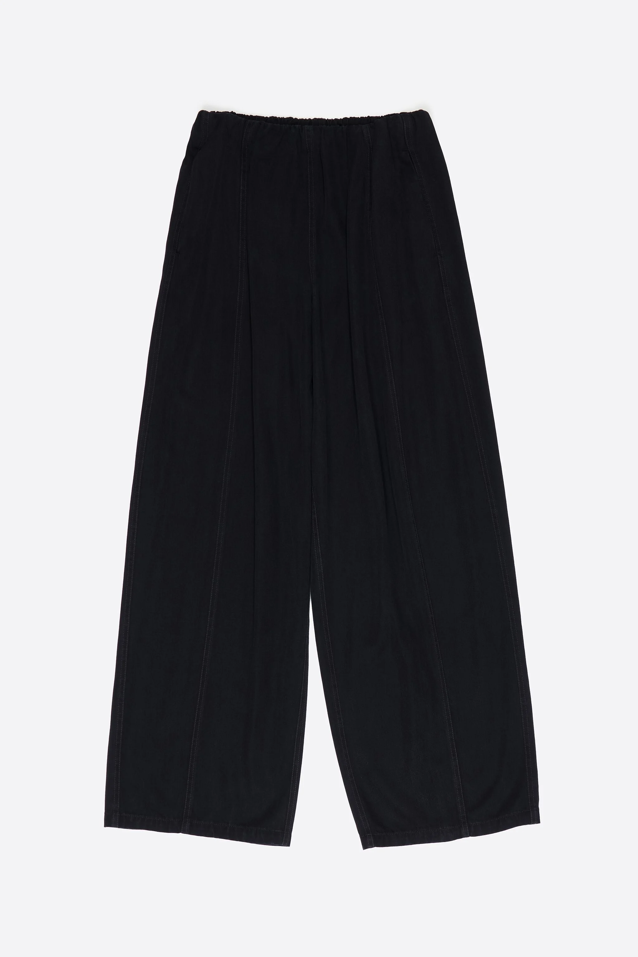 Calça preta de lavagem fluida com pernas largas