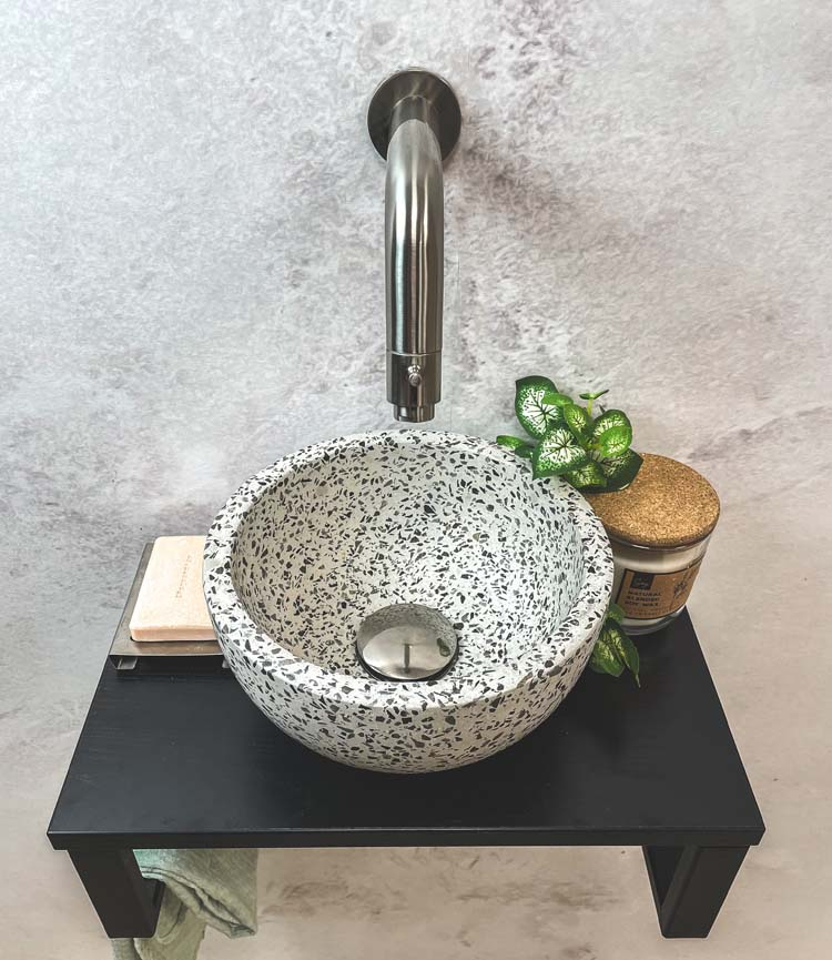 Saniclear Lovi fonteinset met zwart-witte terrazzo waskom en RVS kraan voor in het toilet