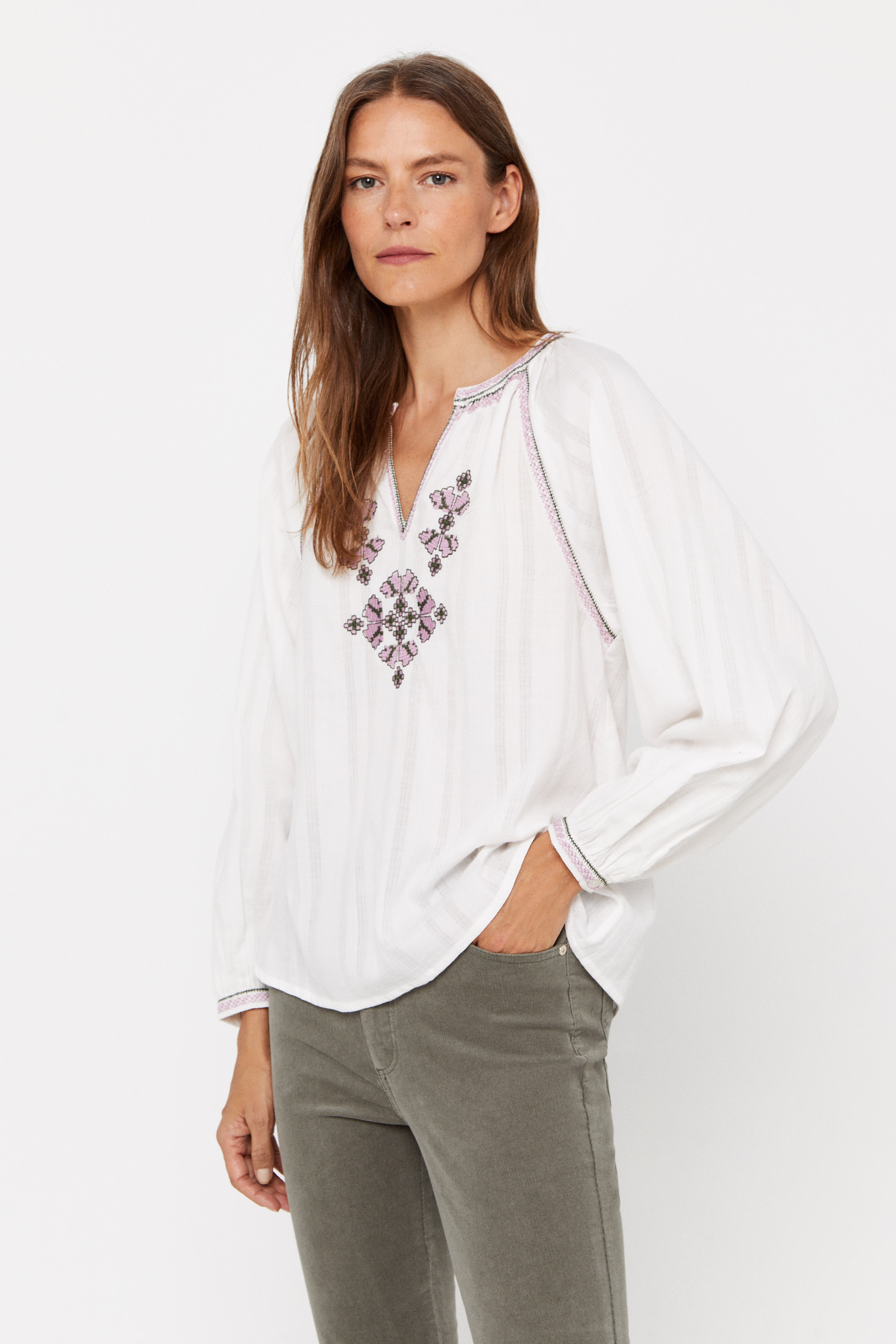 Blusa bordada sustentável