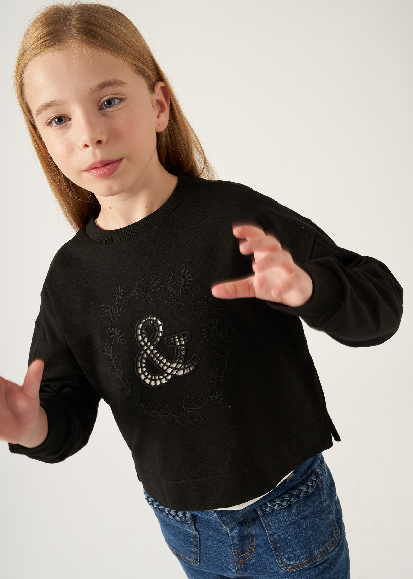 Moletom preto feminino com ombros à mostra