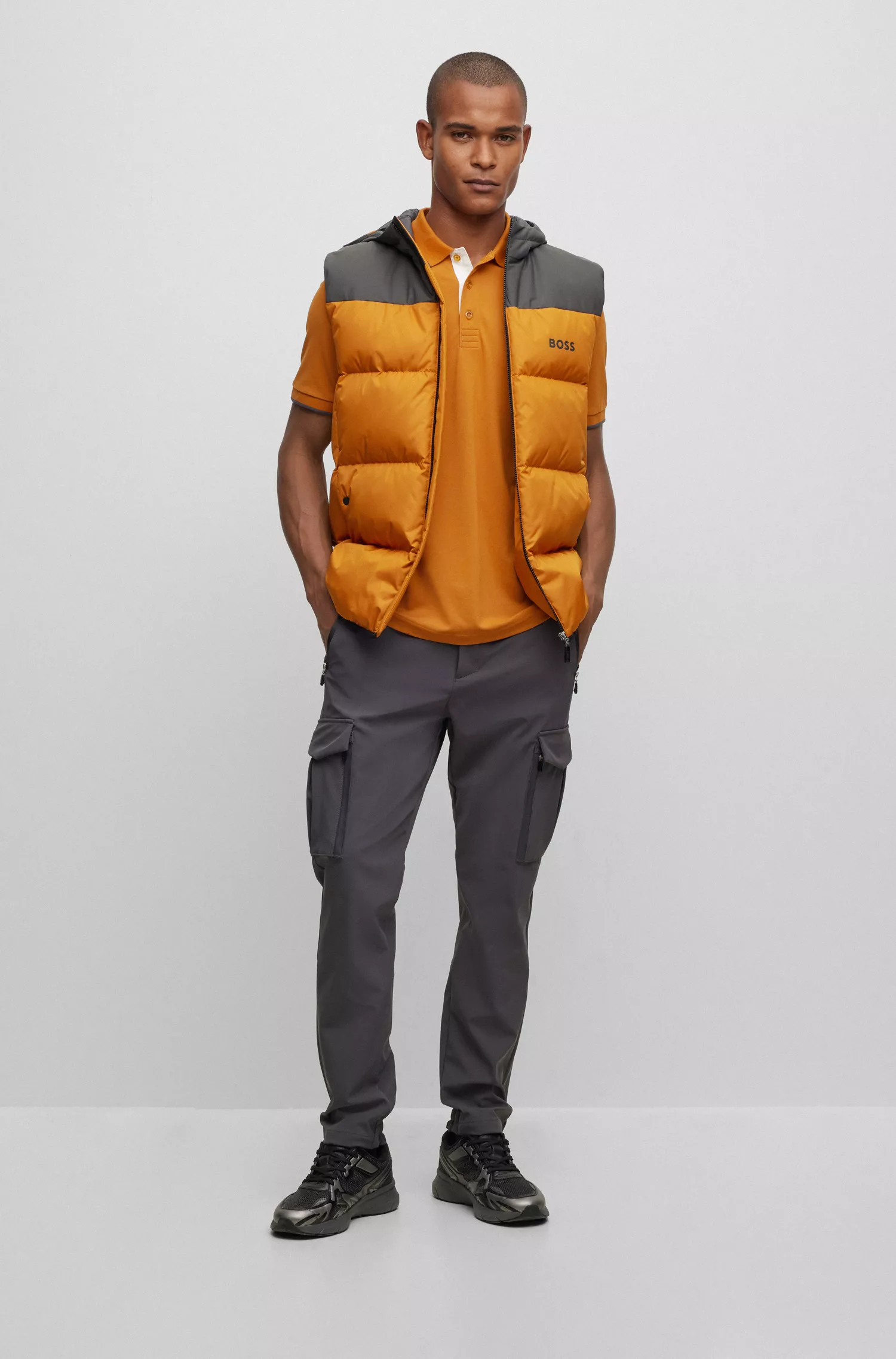 Calça chino BOSS verde, corte regular, com bolsos cargo.