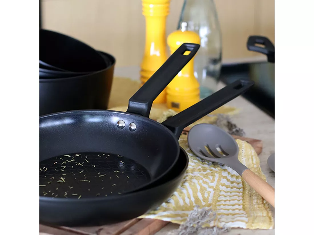 Menastyl - Poele First 28cm En Aluminium Noir Induction