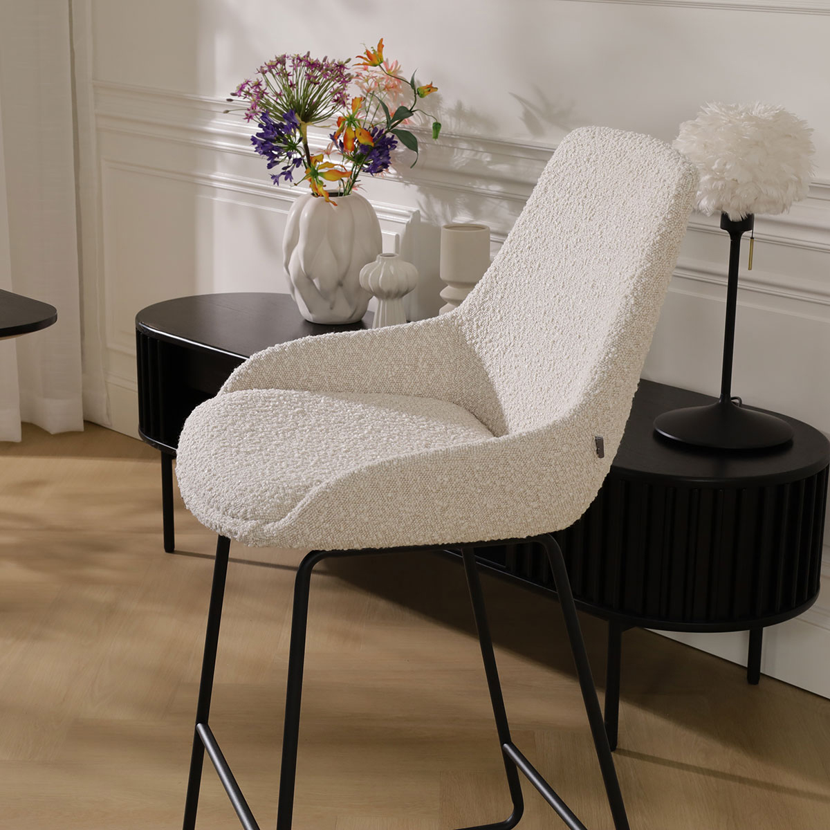 Barkruk Nino-Isa bouclé beige - zwart onderstel - 65cm