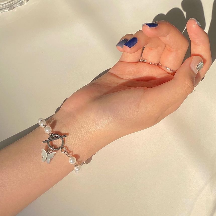 Rosesand - Armband met vlinderhanger en imitatieparels