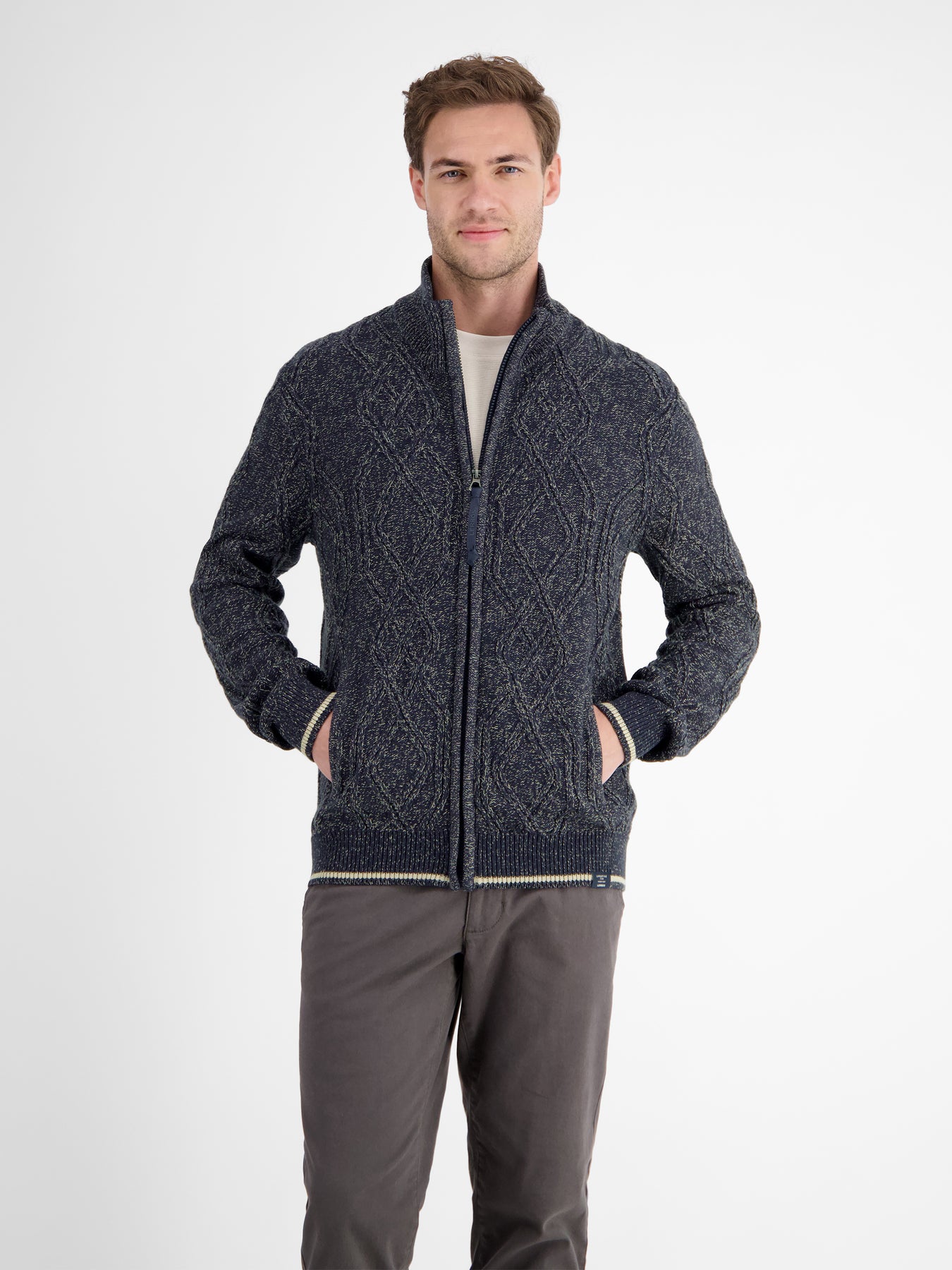 Herren-Strickjacke mit Zopfmuster