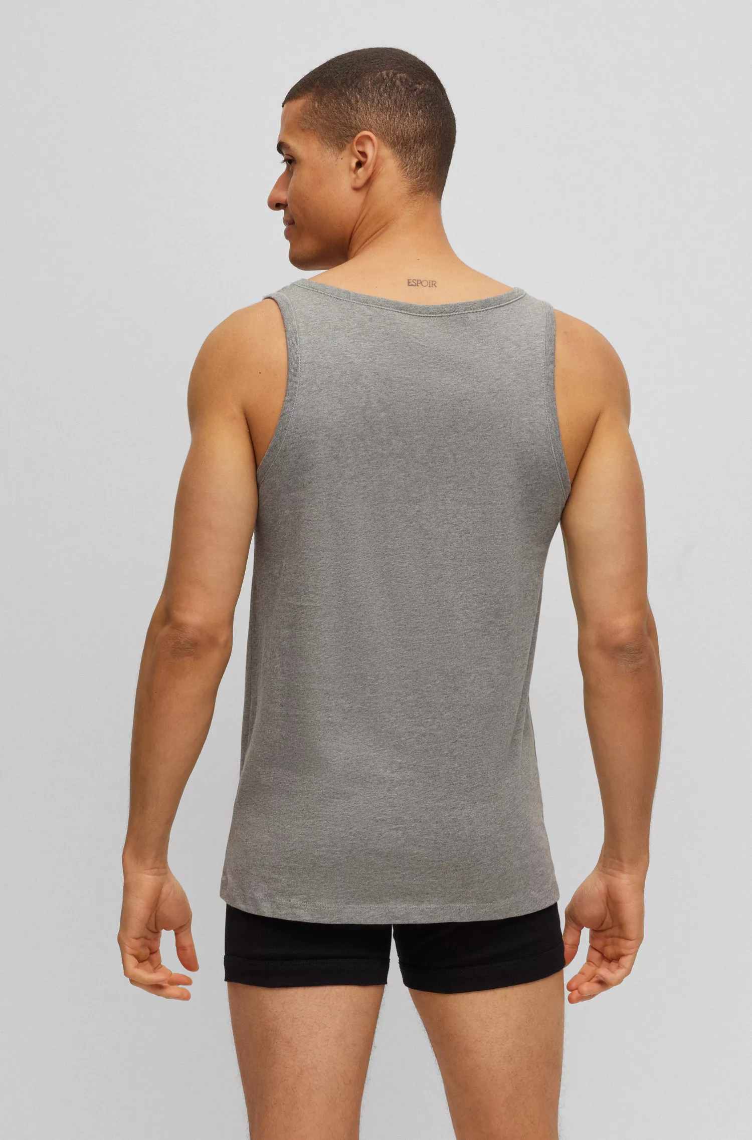 BOSS Black - Pacote com três camisetas regatas de algodão com logotipos bordados.