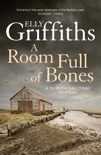 A Room Full of Bones: The Dr Ruth Galloway Mysteries 4 - The Dr Ruth Galloway Mysteries (Paperback)