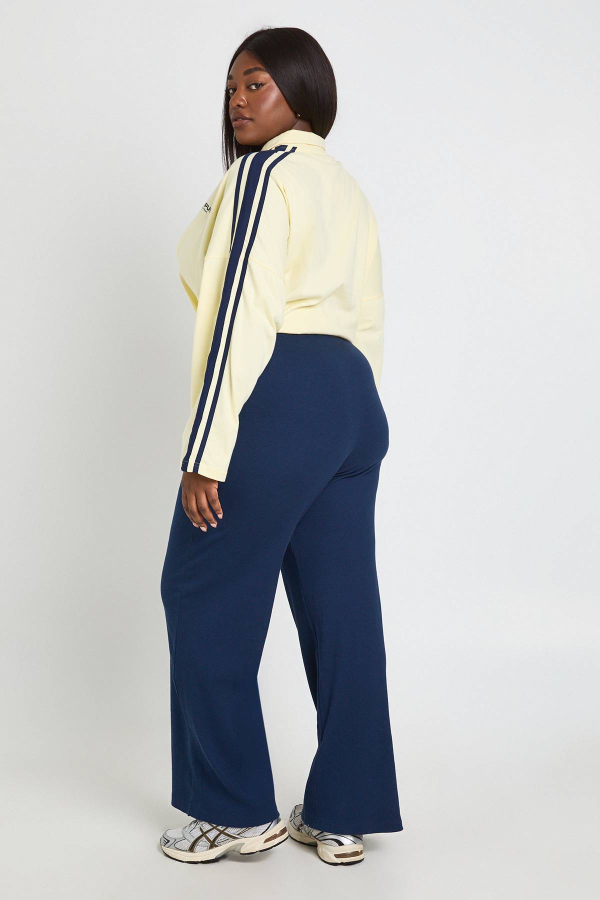 boohoo Pantalon Droit Côtelé Basique Grande Taille