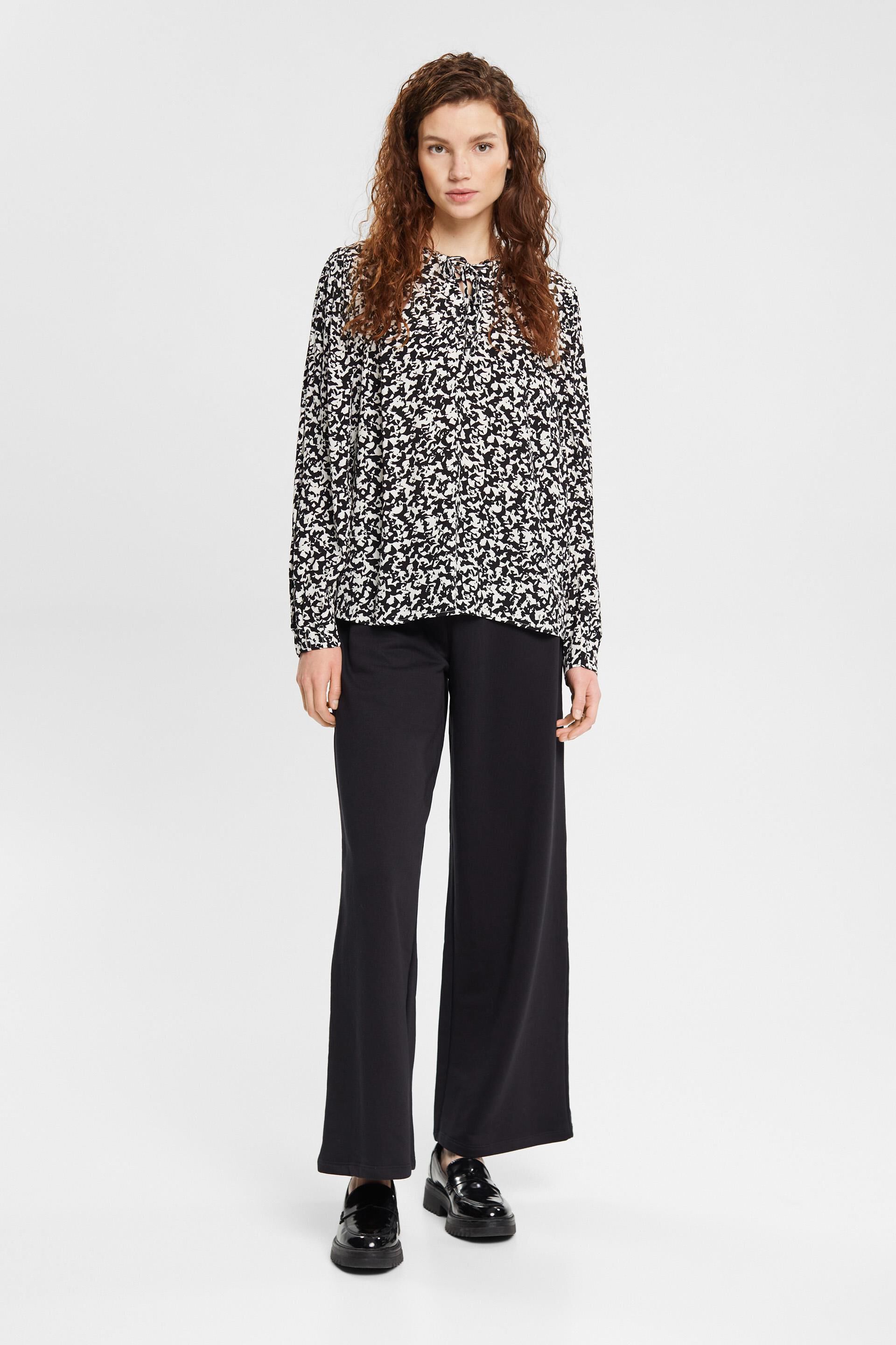 Blouse à motif ornée d’un détail noué