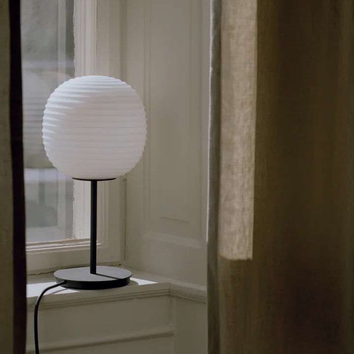 New Works - Lantern Tischleuchte M, H 55 cm, Ø 30 cm, weiss / matt
