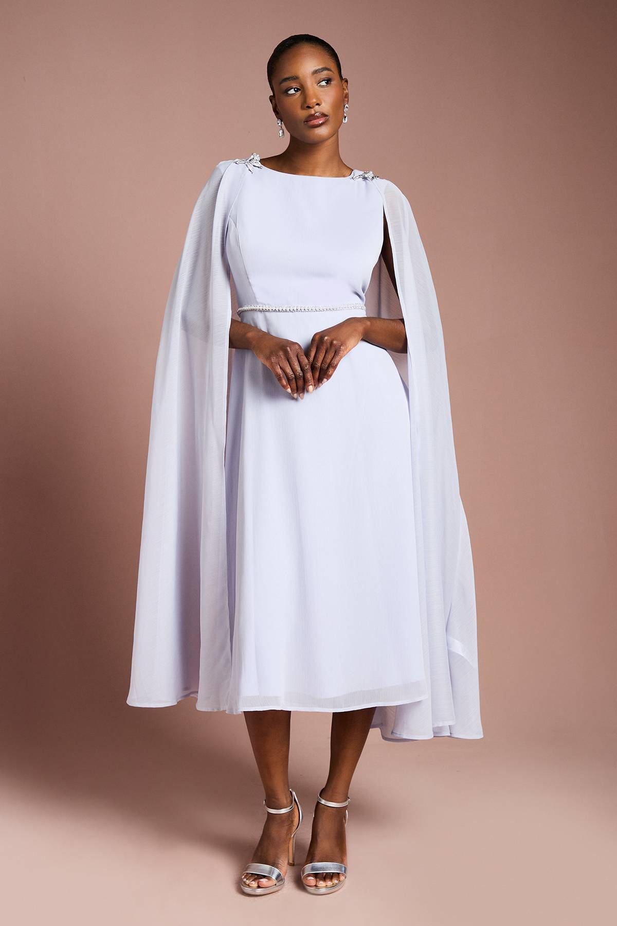 Coast Robe en Georgette avec Cape Détachable et Détails de Broche Diamantée