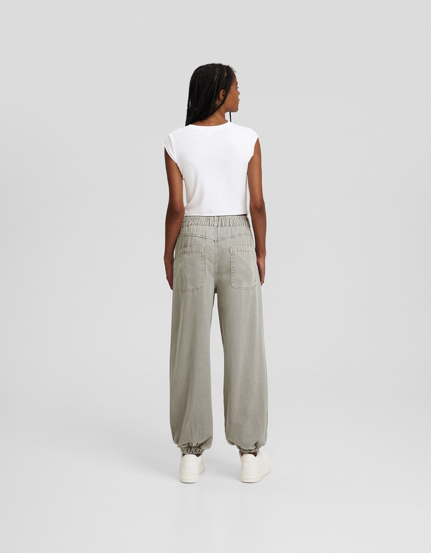 Calça jogger de algodão com cordão.