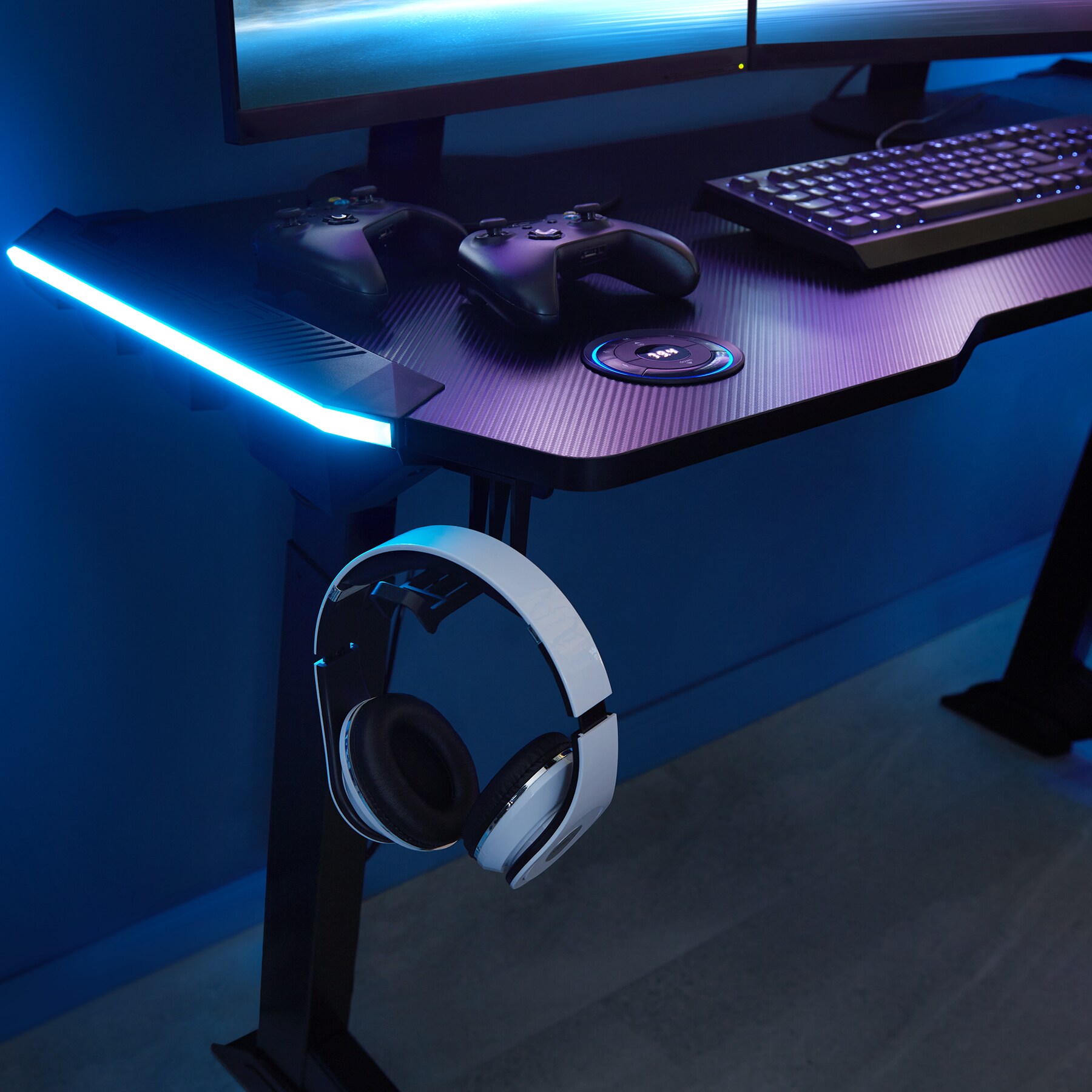 tectake® Schreibtisch, höhenverstellbar, Tischplatte in Carbon-Optik mit LED-Zierleisten, 1300 x 672 x 720 - 1210 mm