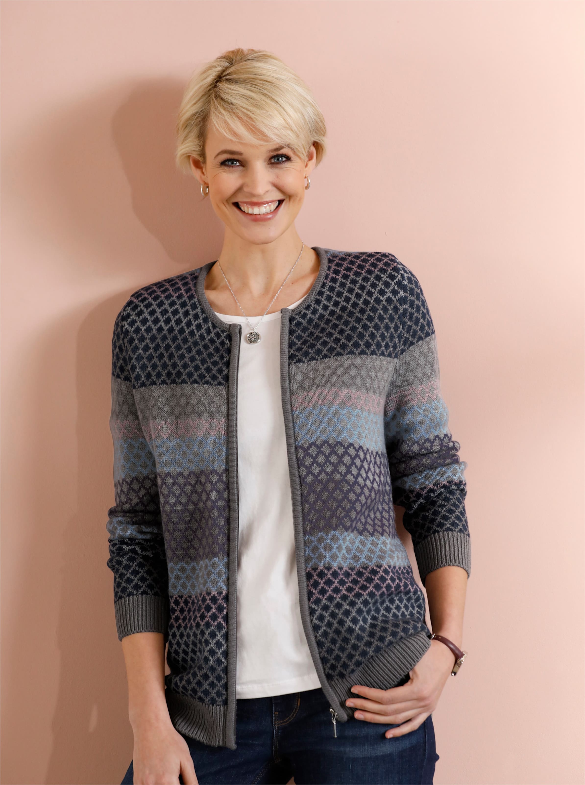 Strickjacke in grau-gemustert