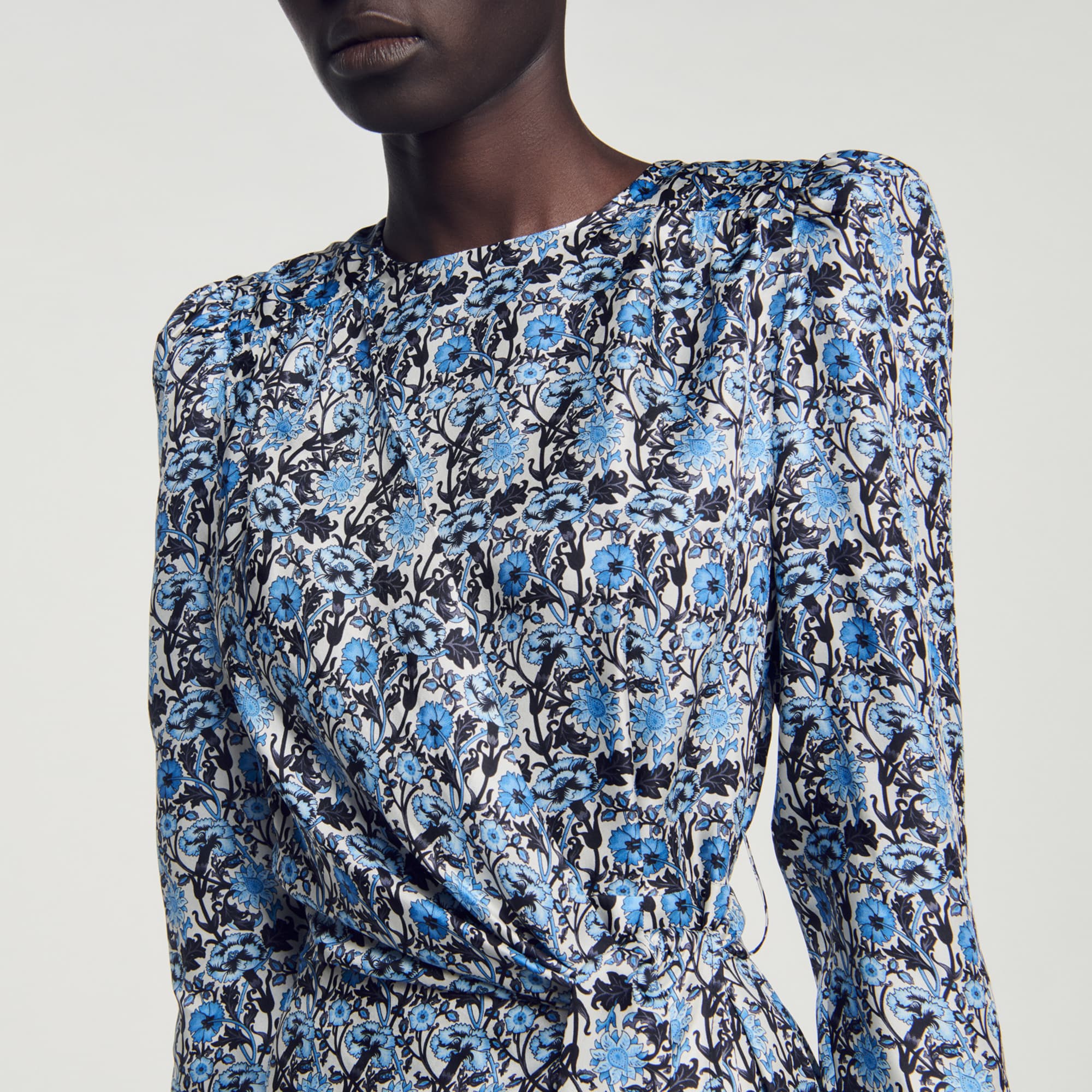 Robe longue en soie drapee