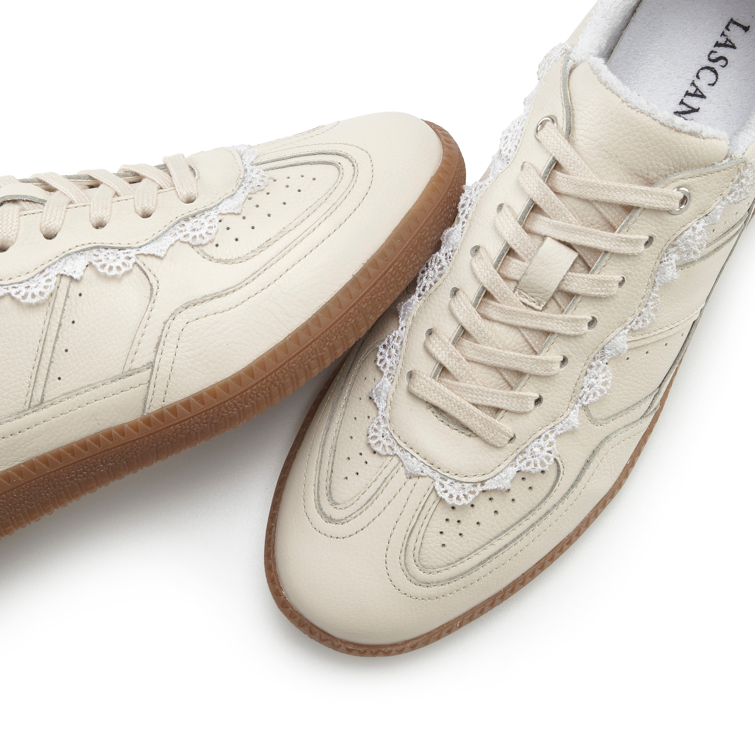 LASCANA Sneaker  Freizeitschuh, Halbschuh aus Leder mit Spitzen Details