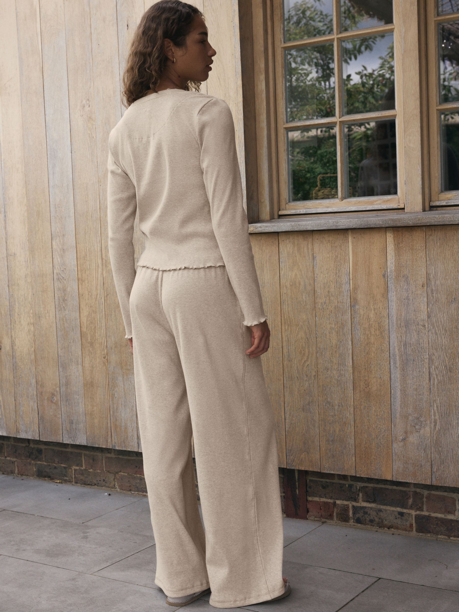 Moutkleurig - self. Geribbelde pyjama met knopen