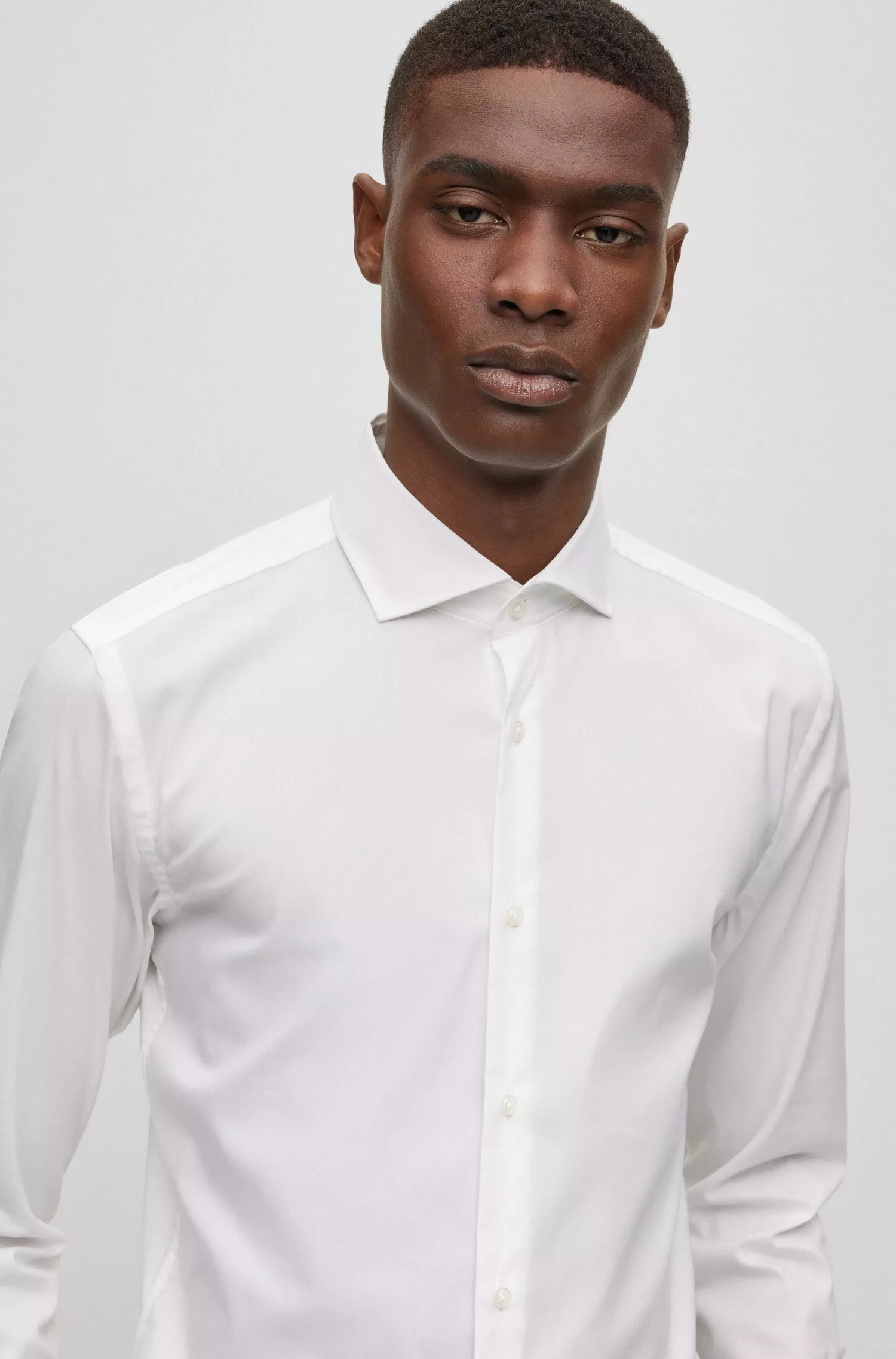 Camisa BOSS preta de corte slim em mistura de algodão elástico.