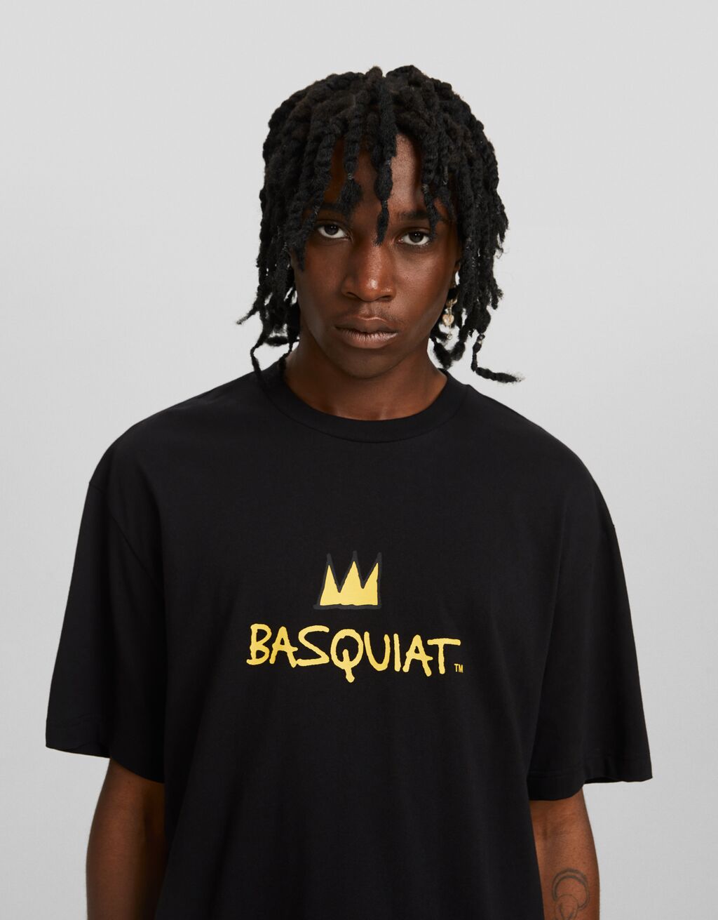 Camiseta de manga curta com modelagem quadrada e estampa inspirada em Jean-Michel Basquiat.