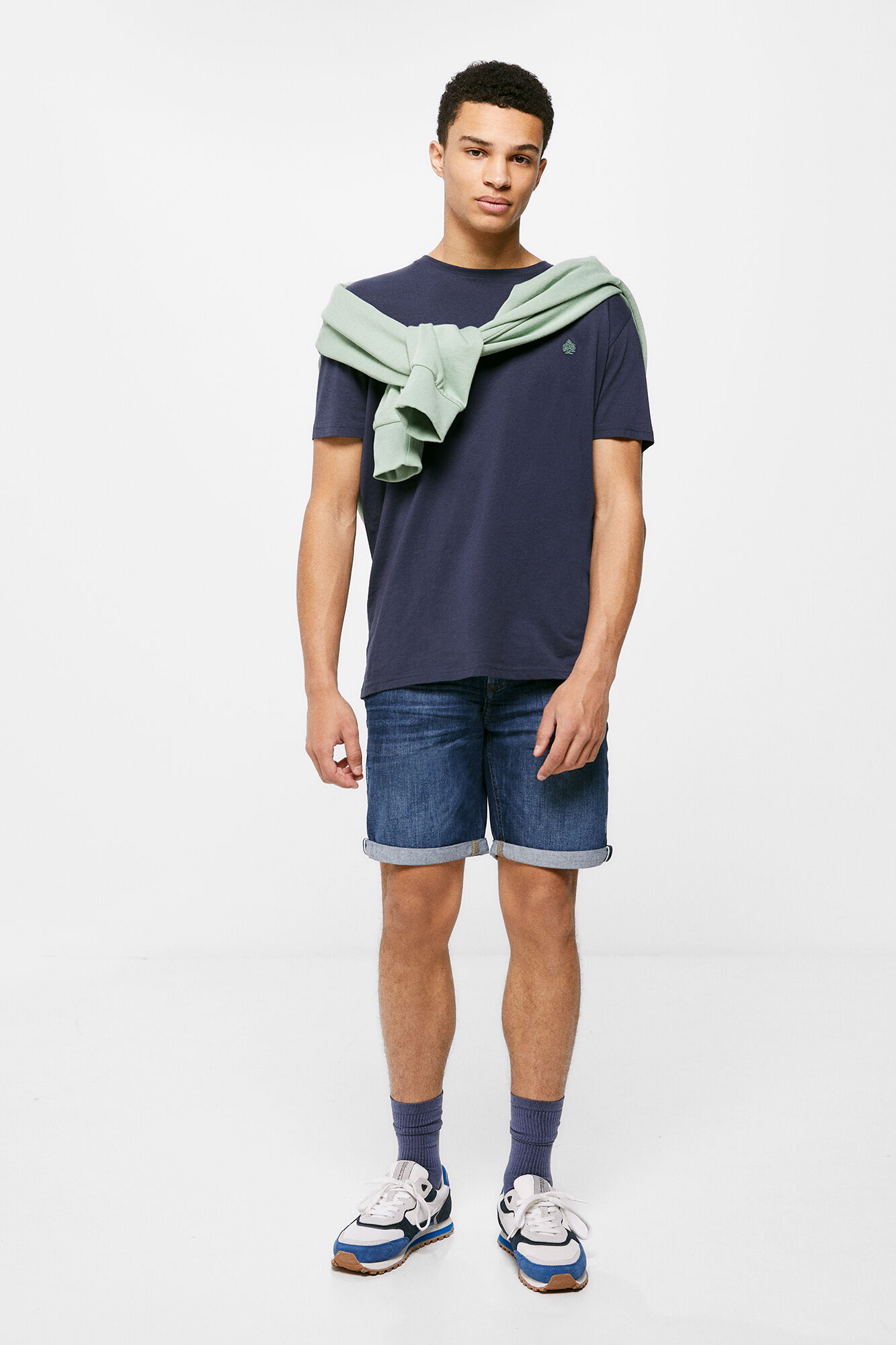 Bermuda jeans slim, lavagem média escura - azul médio