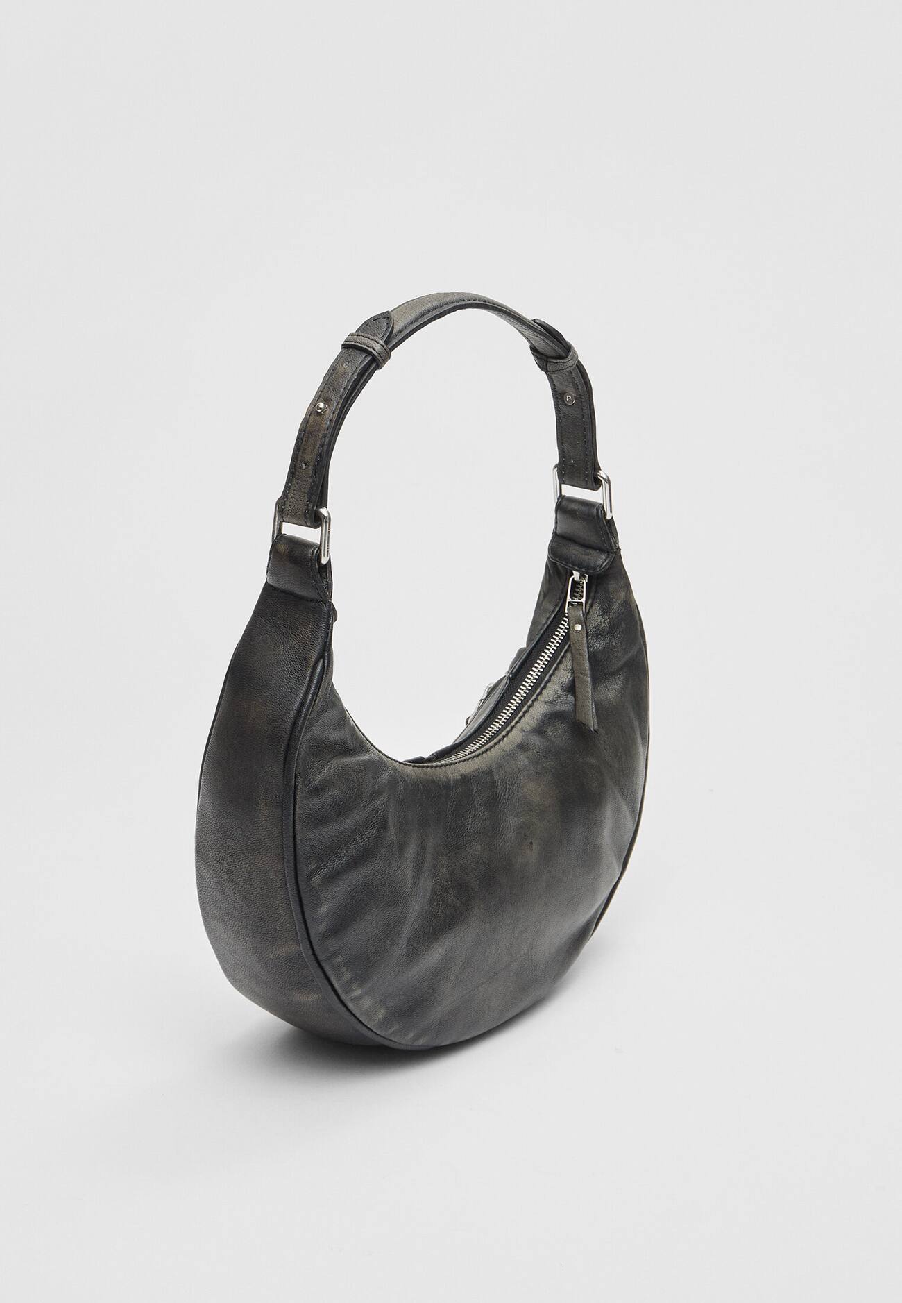 Bolsa de couro em formato de lua