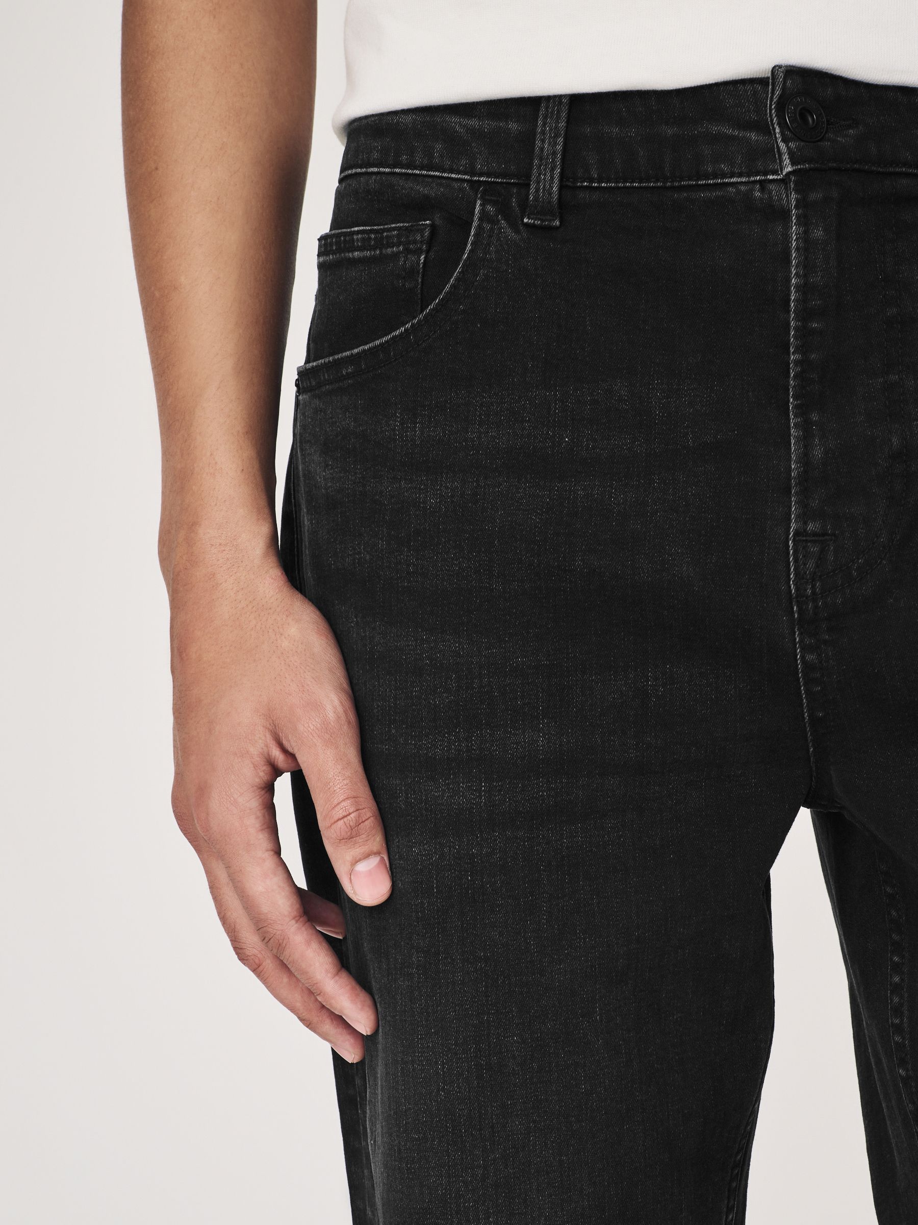 Zwart - Klassieke stretchjeans met standaard taps toelopende pasvorm