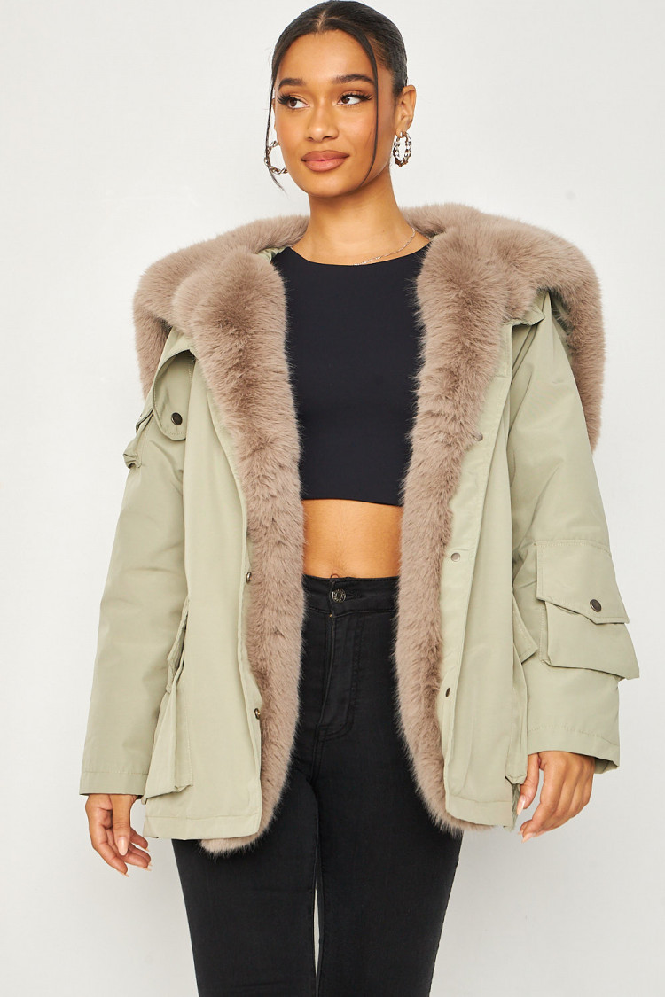 Parka verte fourrée avec col fausse fourrure