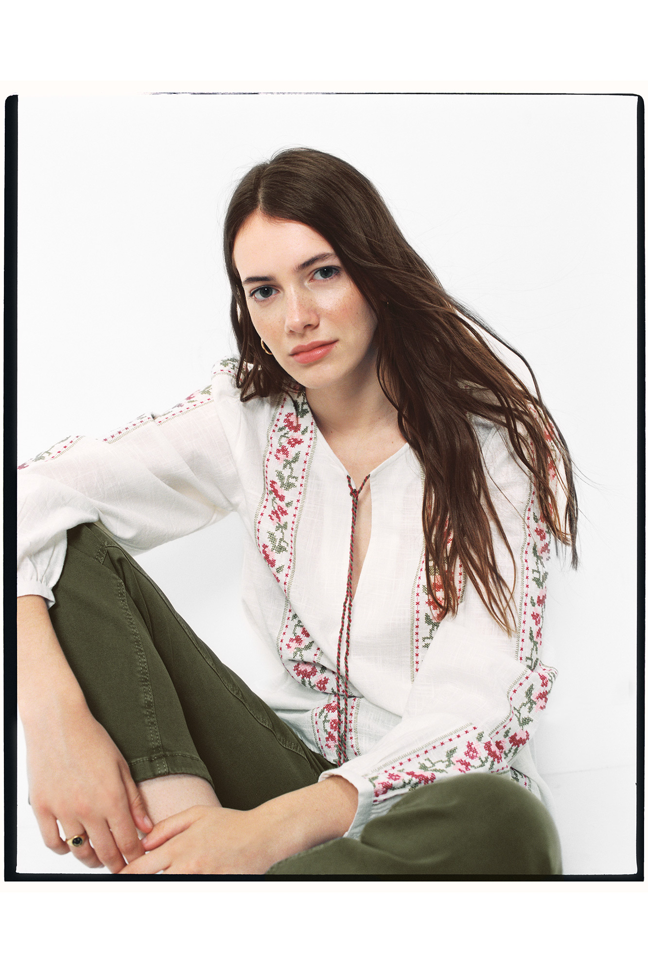 Blusa étnica para meninas com bordas bordadas.