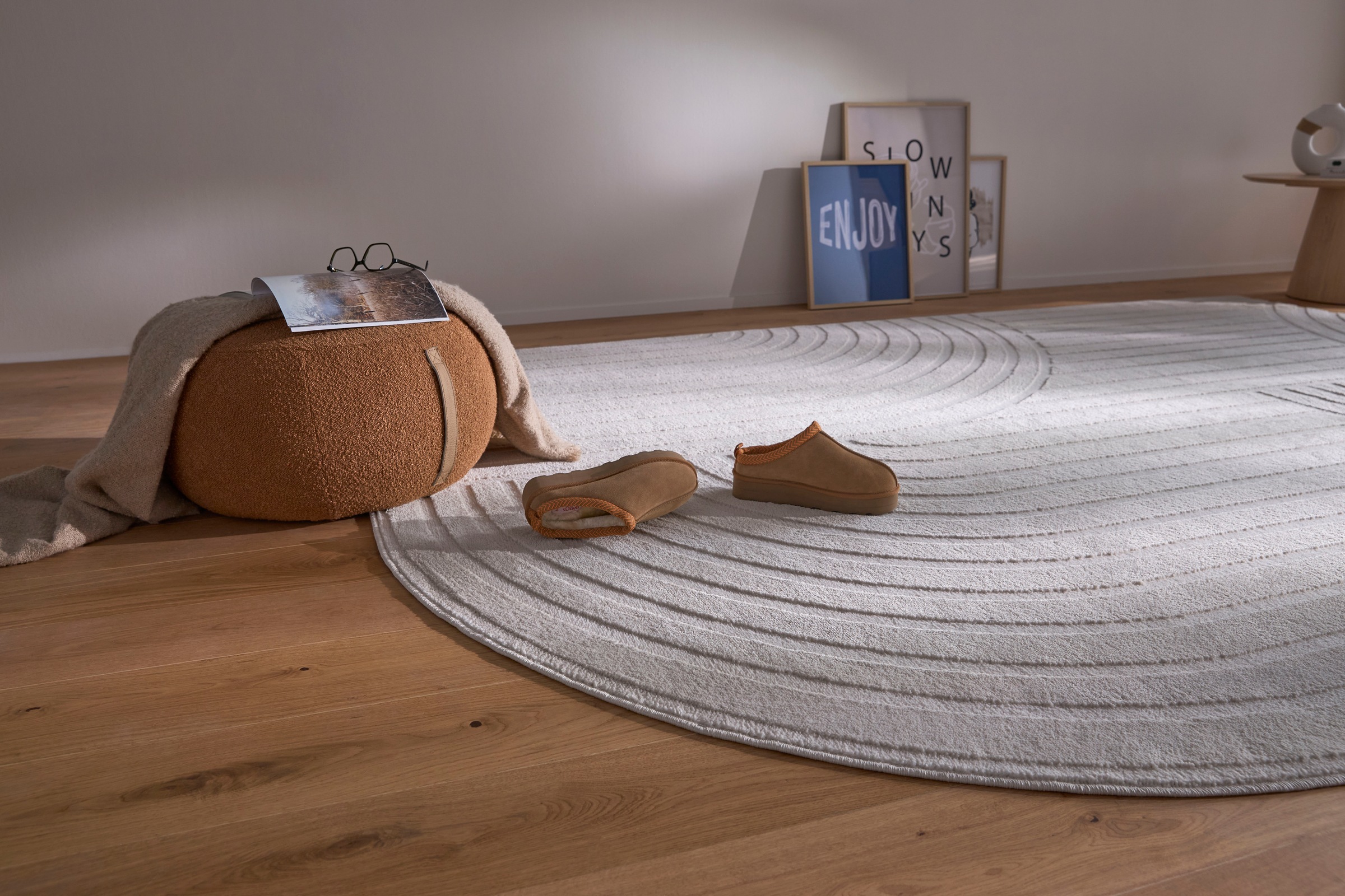 s.Oliver Hocker »Finnian, moderner Designhocker mit Lederriemen, softes Design« hochwertig, zum Wohlfühlen in Luxus-Microfaser/Struktur oder in Bouclé
