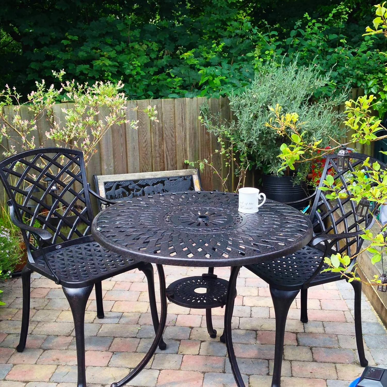 Lazy Susan 88 cm Runder Mia Gartentisch in Antik Bronze mit 2 Emma Stühlen, Ohne Sitzkissen | Nachhaltiges Sandguss-Aluminium | Wetterfest | Rostfrei | Wartungsarm | 3 Jahre Garantie