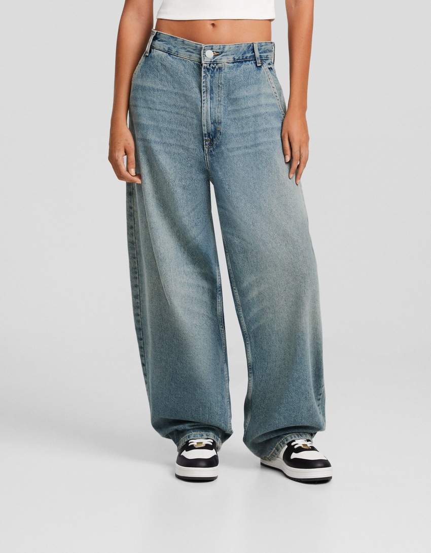 calça jeans estilo skater com efeito desbotado