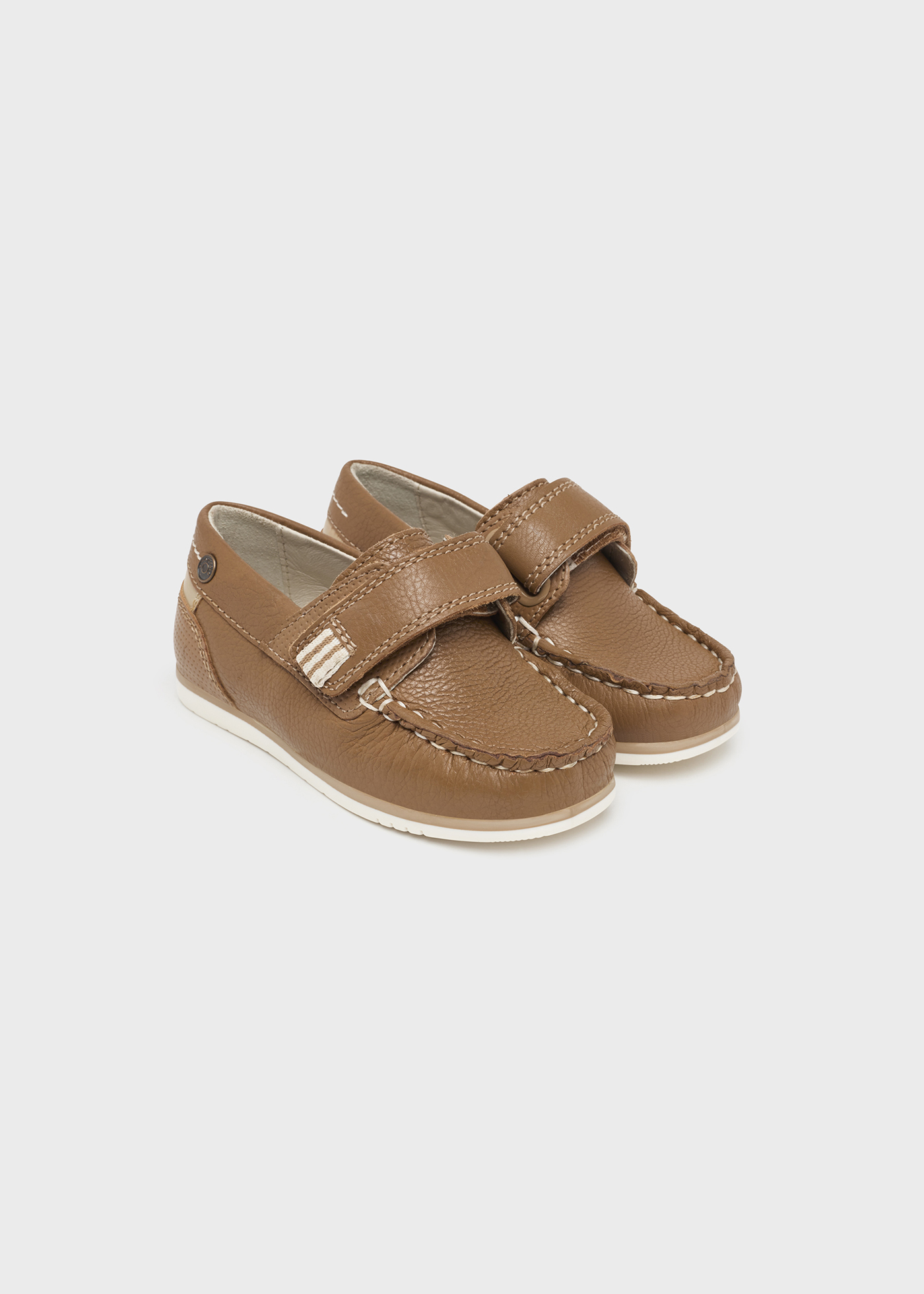 Sapato náutico infantil de couro com fecho de velcro