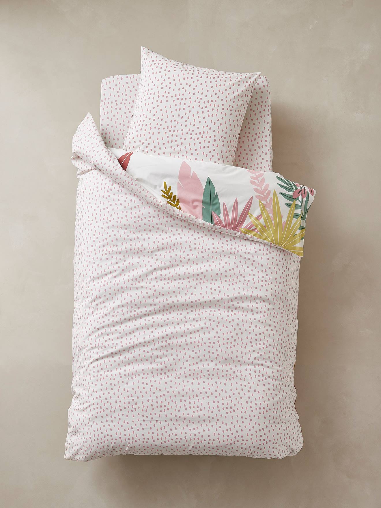 Conjunto infantil Pink Jugle com capa de edredom e fronha, branco claro liso com estampas.