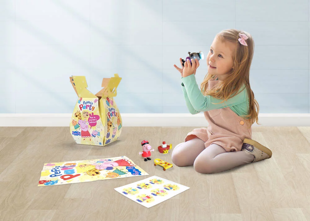 PEPPA PIG  BOITE SURPRISE AVEC FIGURINES STICKERS ET POSTER