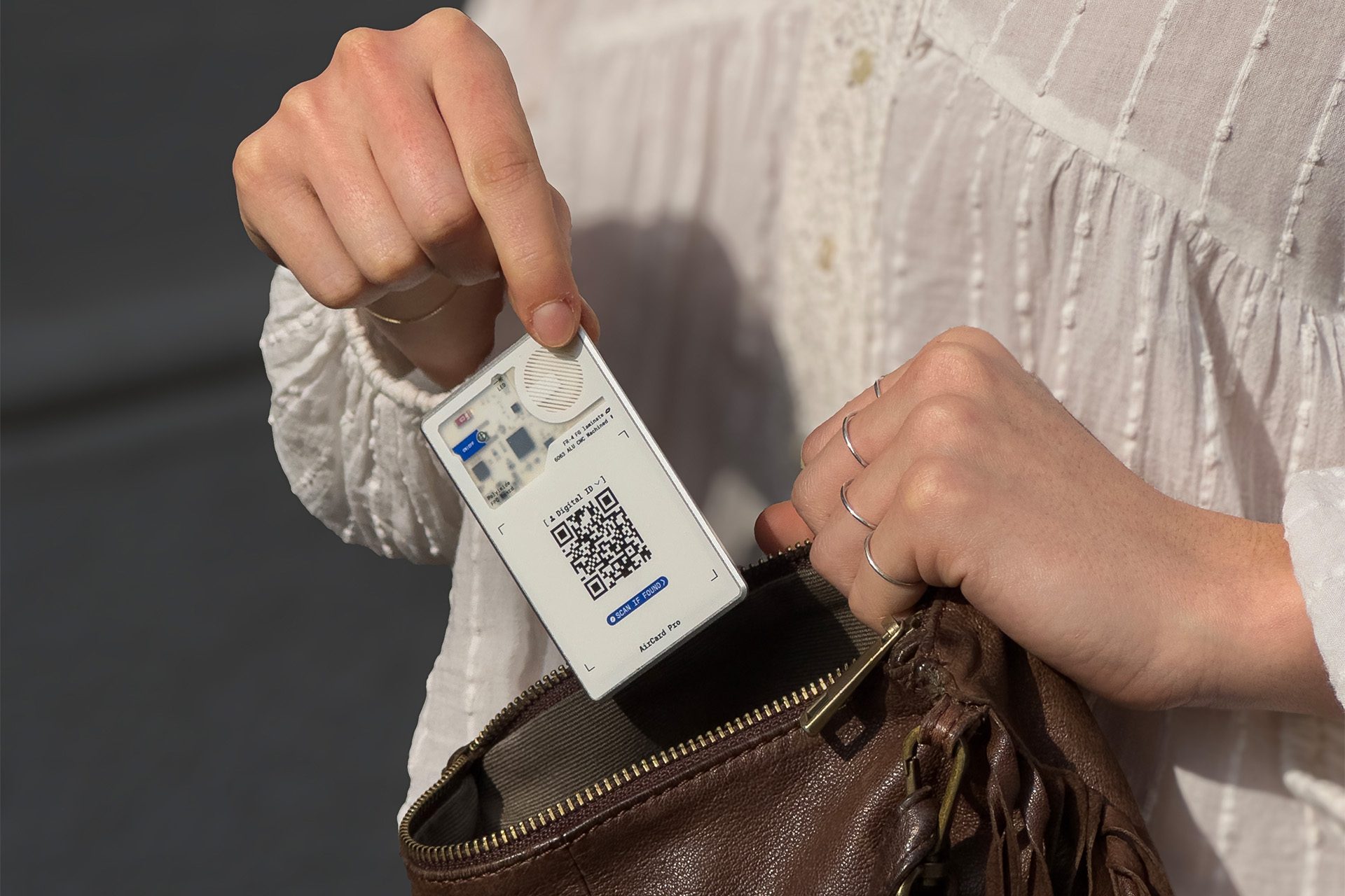 Rolling Square AirCard Pro Tracker met Google Find My - White