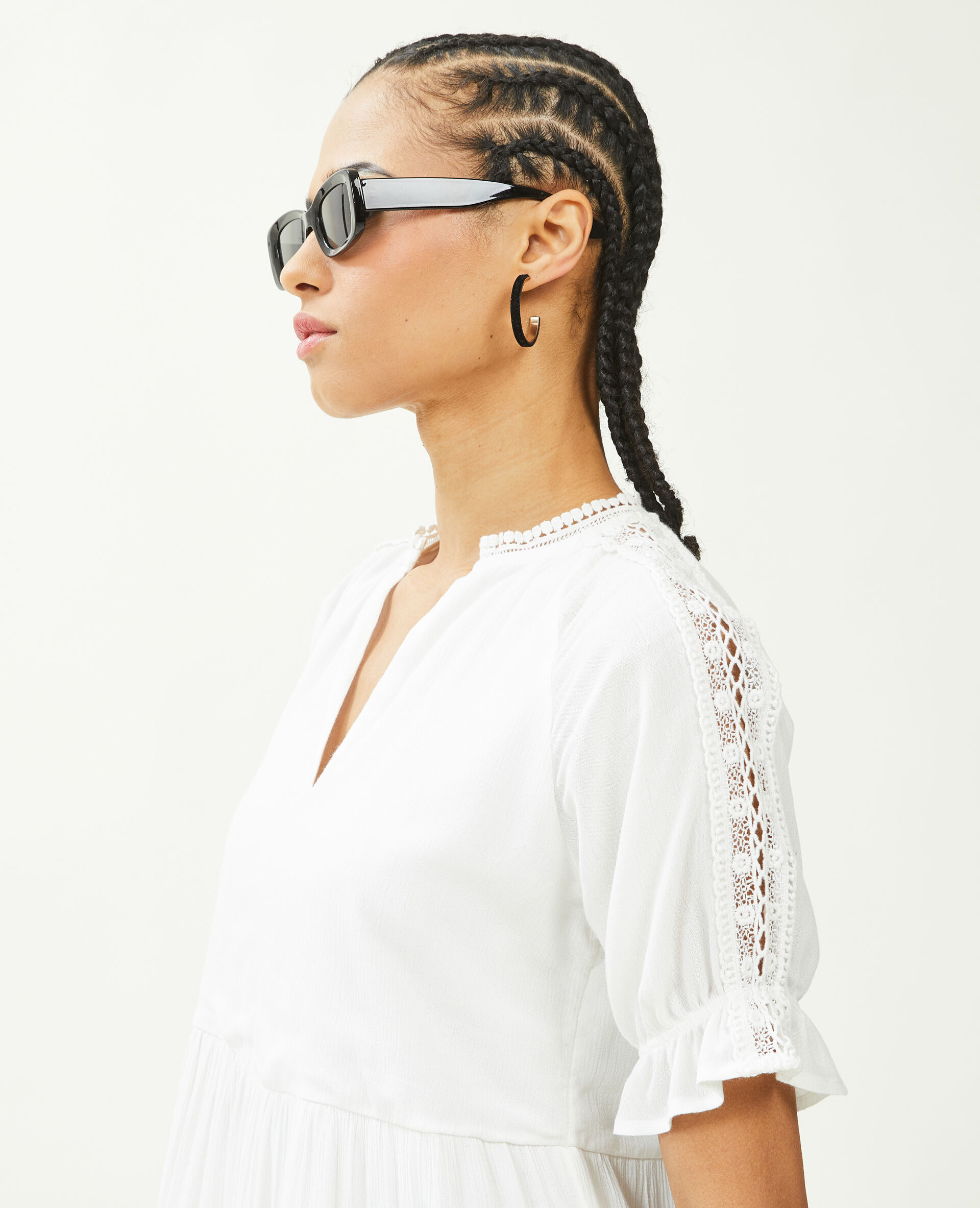 Robe courte avec dentelle et volants - Blanc