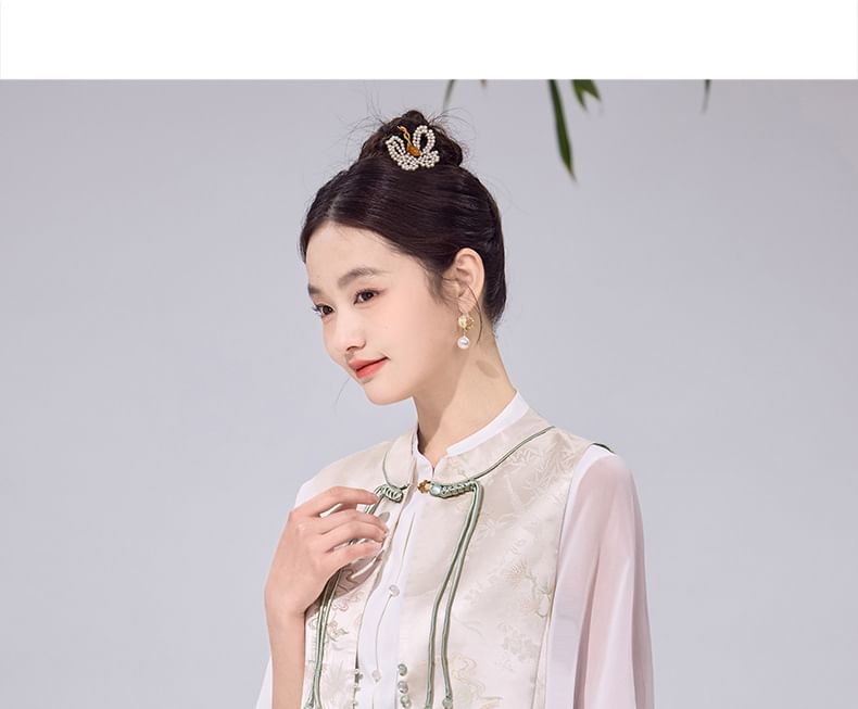 Tangier - Traditionele Chinese blouse met elleboogmouwen, opstaande kraag en doorschijnend paneel / Jacquard kikkervest met knopen / Maxi-rok met hoge taille en print