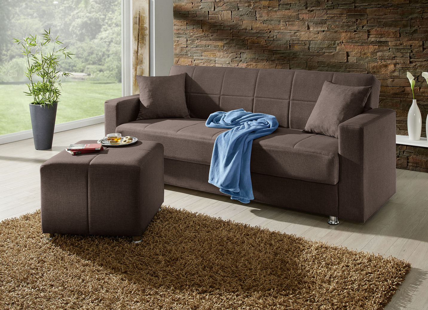 Klick-Klack-Sofa mit Hocker und Dekokissen